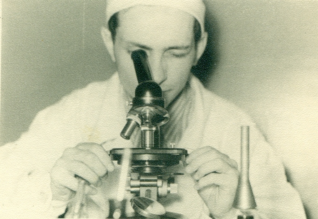 Шуб с микроскопом 1965.jpg