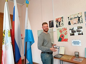 Хирург Александр Буров, участник СВО на выставке, посвященной Победе в Великой Отечественной Войне. 